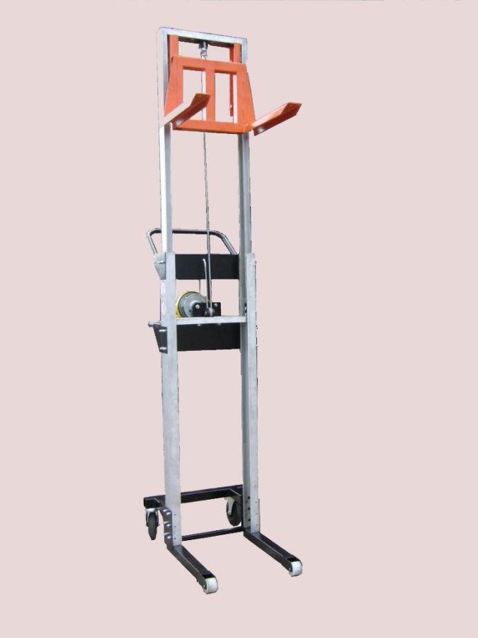 Штабелёр с алюминиевыми вертикальными направляющими и выдвижной алюминиевой рамой. Г/п 110 кг